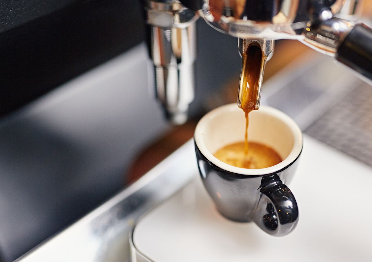 Одна чайная ложка в утреннем кофе растворяет килограммы более эффективно, чем другие средства