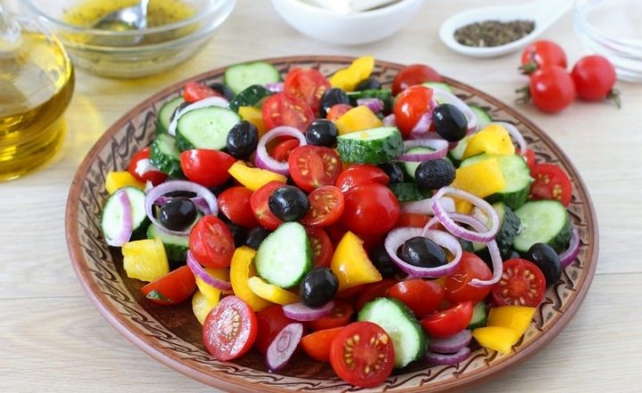 Греческий салат – блюдо практически «народное», его можно встретить везде – от придорожных кафе до самых фешенебельных ресторанов.