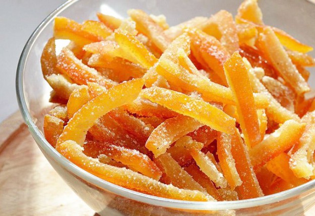 Не спешите выкинуть апельсиновые корки. Из них можно сделать вкусное угощение!