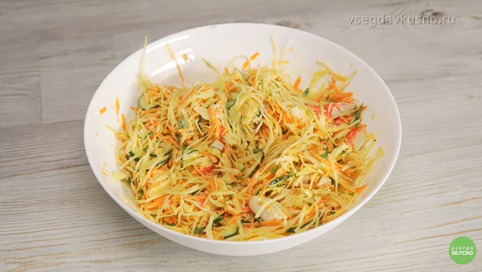 Легкий салат из овощей и крабовых палочек