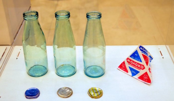 Почему в Советском Союзе молоко было в пирамидках и стеклянных бутылках, а вся еда в бумаге