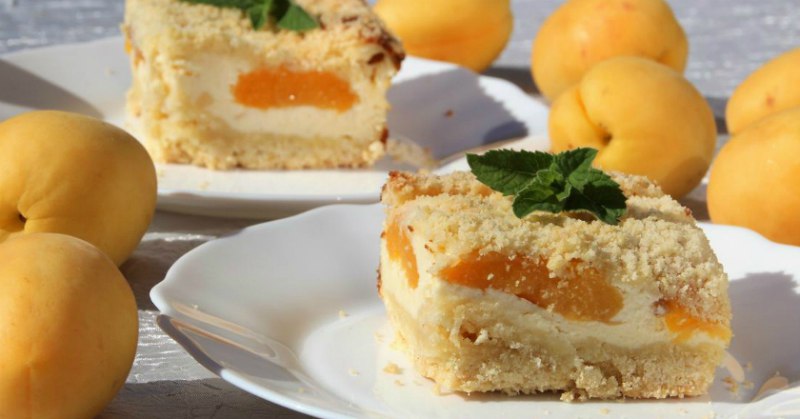 Насыпной пирог с абрикосами и творогом: вкусняшка лучше некуда! И с тестом возиться не нужно.