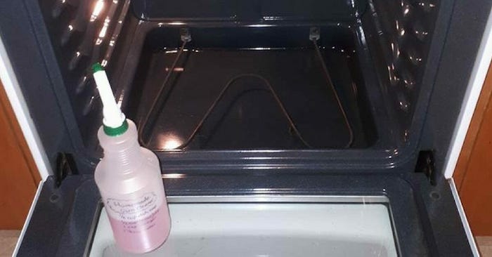 Это домашнее средство для очистки духовки стало невероятно популярным в интернете – теперь вы никогда не будете чистить свою духовку так, как делали это раньше