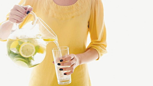 15 причин, почему каждая женщина должна пить лимонную воду утром