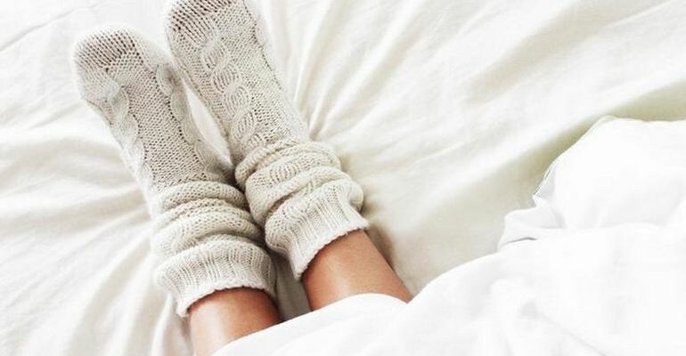 Хотите быстрее засыпать и лучше высыпаться? Надевайте носки перед сном!