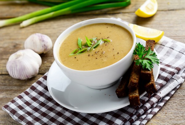 Этот рецепт супа с чесноком может устранить грипп, простуду и даже норовирус