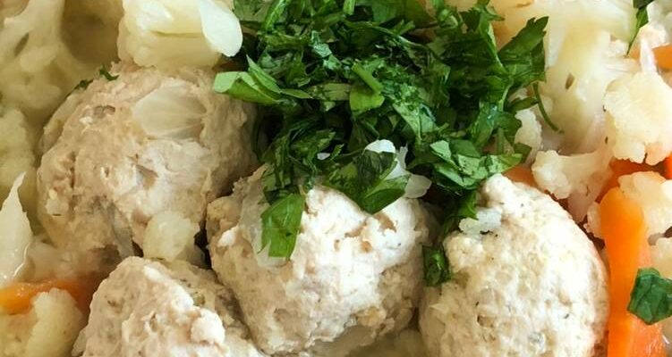 Рецепт диетического супа с куриными фрикадельками и цветной капустой