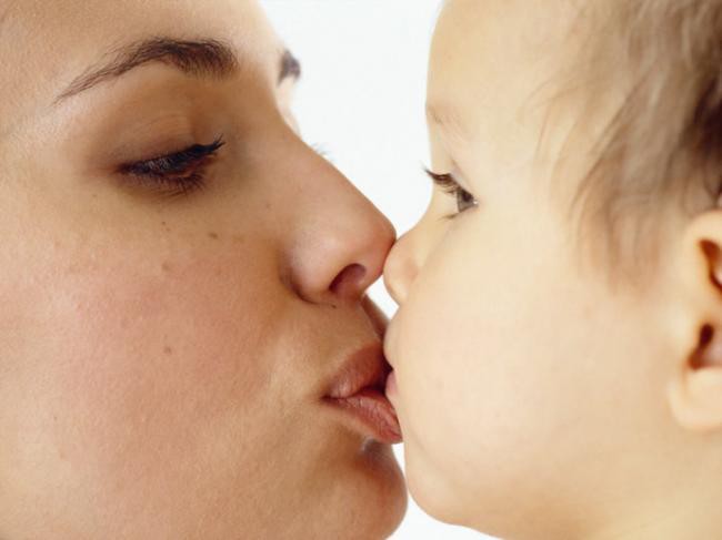 Почему нельзя позволять каждому встречному целовать вашего малыша?